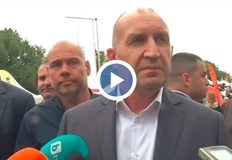 Група граждани скандираха за оставка докато президентът говореше за значението