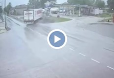 Видеото показва как ТИР помете бензиностанция при рисково изпреварванеТежкотоварен автомобил