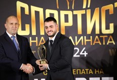 Щангистът получи кавалерийска сабя и поздрав от Христо СтоичковНаградата Мъж