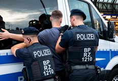 Служителят е с опасност за живота след нападението в квартал