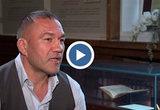 Любимата му книга е Библията а на децата си не