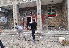 Демонстрантите замеряли полицията с яйца домати и пираткиПо време на