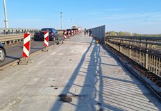 Трафикът при Русе се движи в една лента а преходът