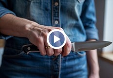 Полицията арестува 39 годишна германка мотивите засега остават неясниКървав инцидент разтърси