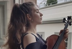 Испанката обикнала българската фолклорна музика и традиционни ястияДокато хиляди българи