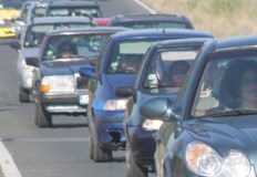 Служители от Пътна полиция ескортираха автомобил през задръстване между Поморие