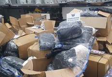 Албански шофьор превозвал текстилни изделия спортни обувки и чанти с