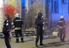 Протестиращи потрошиха полицейското управление в ХасковоСградата на районното управление на