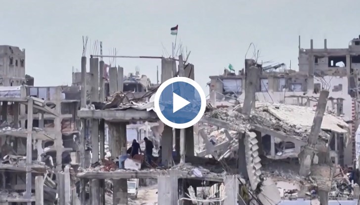 Разселени палестинци приютени в сградата станаха жертва на бомбардировката, местните болници са претоварени с ранени