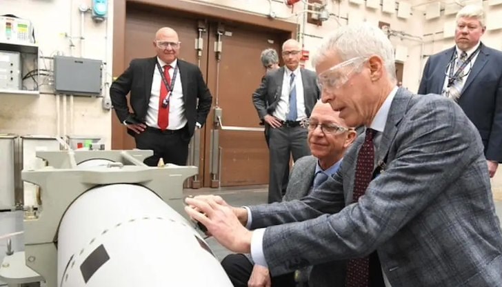 Министър Крис Райт постави печат на оръжието в церемония в завода "Пантекс" в Тексас Министър Крис Райт постави печат на оръжието в церемония в завода "Пантекс" в Тексас