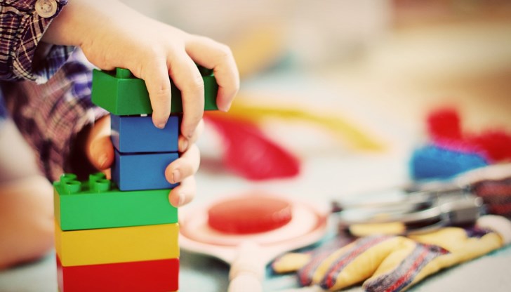 Хиляди семейства чакат месеци наред обещаните от държавата пари