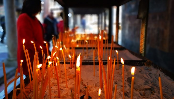 Вярващите отправят молитви за духовно и физическо изцеление на този ден Вярващите отправят молитви за духовно и физическо изцеление на този ден