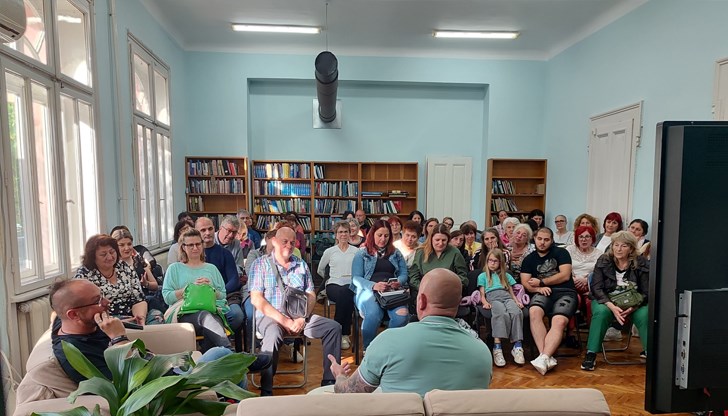 Писателят събра почитатели на музика и литература и им представи историите зад своите произведения