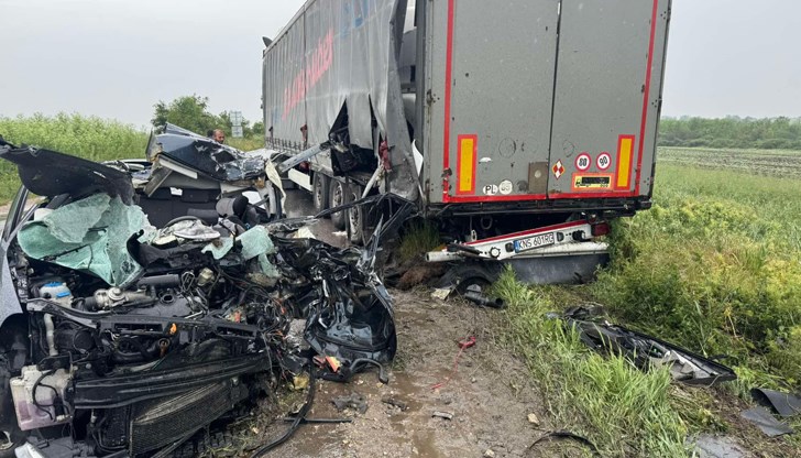 Шофьор е с тежки травми след челен удар край Кнежа