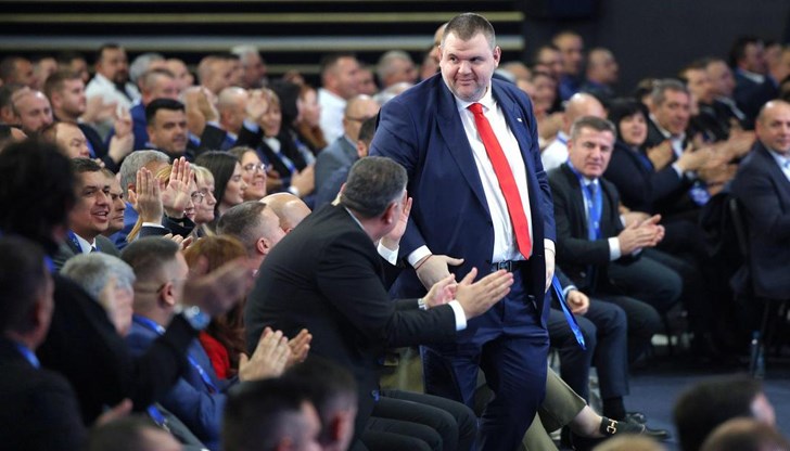 Избирателите са просто статисти в политическия театър - гласуват за един, получават друг