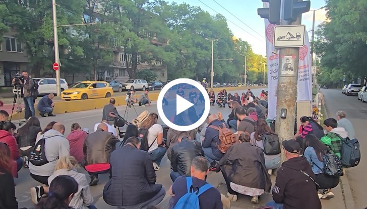 Протестиращи запалиха свещи на мястото, където загинаха двамата младежи