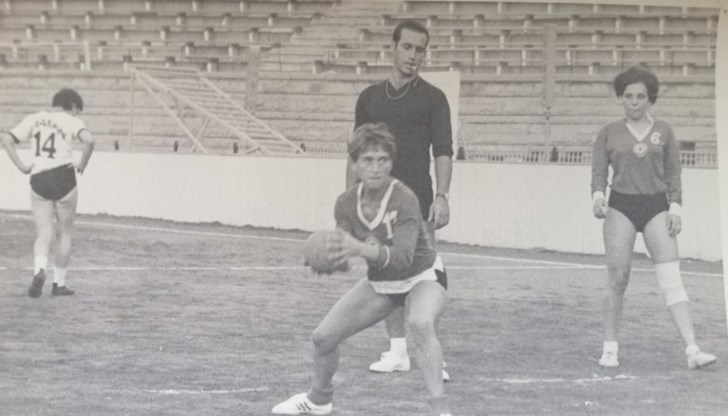 Родената в Русенско спортистка оставя трайна следа в българския хандбал въпреки нетипичния си за този спорт ръст Родената в Русенско спортистка оставя трайна следа в българския хандбал въпреки нетипичния си за този спорт ръст