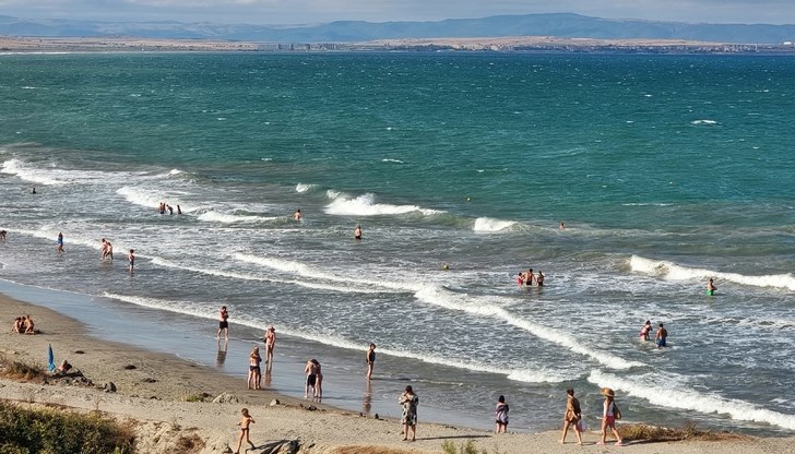 Замърсяването обхваща близо 3-километрова зона, в която вече има плажуващи Замърсяването обхваща близо 3-километрова зона, в която вече има плажуващи