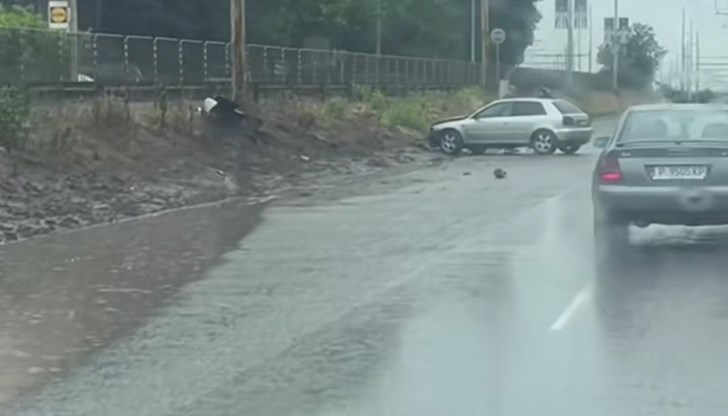 Кола самокатастрофира в посока София