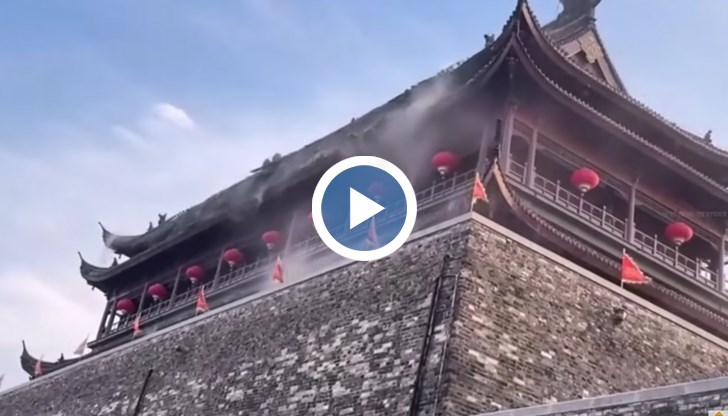 Туристи бягат панически, докато части от покрива падат на земята