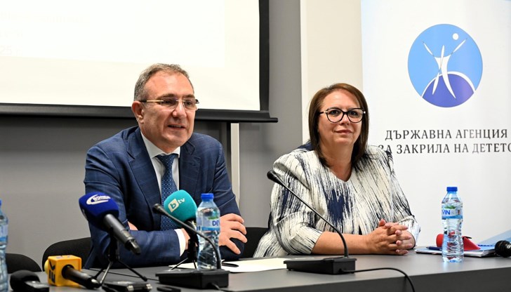 Социалният министър Борислав Гуцанов призова родителите да следят употребата на вейпове, райски газ и времето пред екраните