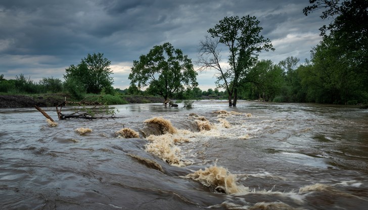 Кризисни щабове следят развитието на ситуацията
