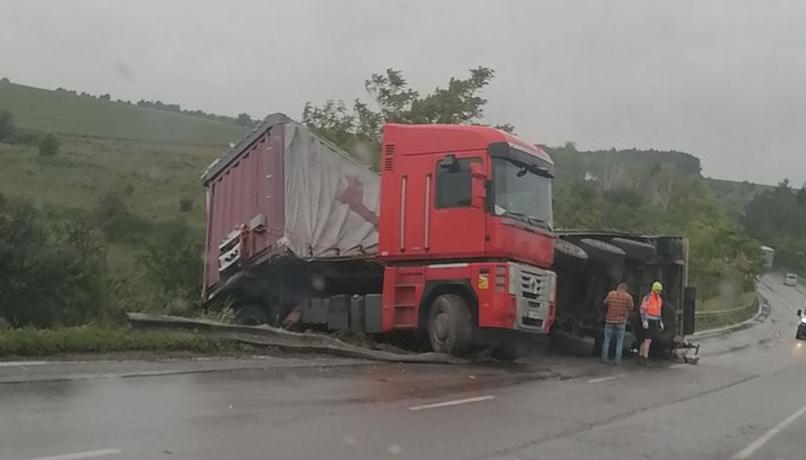 Ремаркето на камиона пропадна частично в канавката