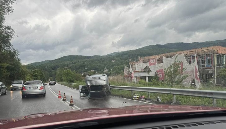 Пожарникари разрязаха смачкания автомобил, за да извадят шофьора
