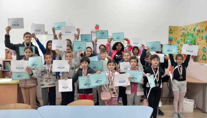 Отличията са в направленията "млад родолюбец" и "родна реч"