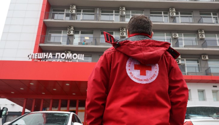 Близки на починалото дете счупиха стъкло на вратата на детското отделение Близки на починалото дете счупиха стъкло на вратата на детското отделение