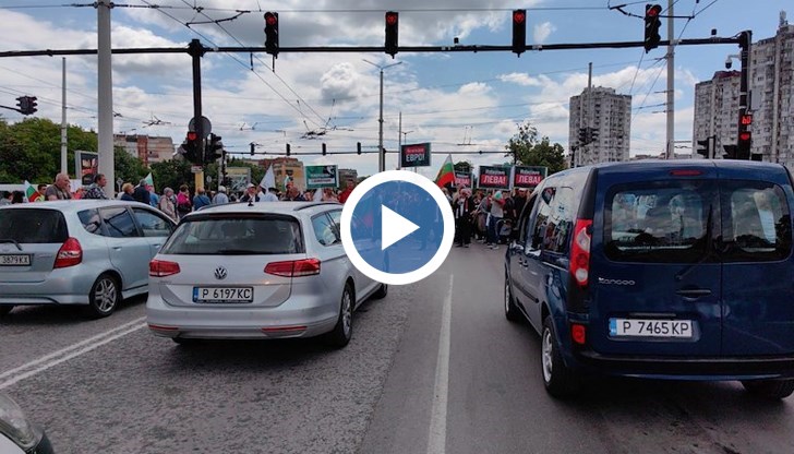 Въпреки това демонстрантите спряха движението на кръстовището между кварталите "Дружба" и "Чародейка"