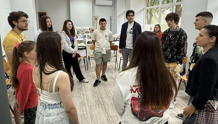 Известната актриса посвещава инициативата на борбата със зависимостите сред младите хора