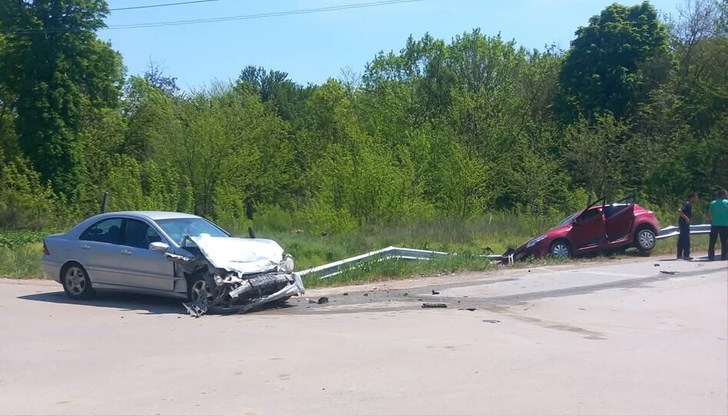 Четирима души пострадаха при сблъсък на две коли край село Обединение Четирима души пострадаха при сблъсък на две коли край село Обединение