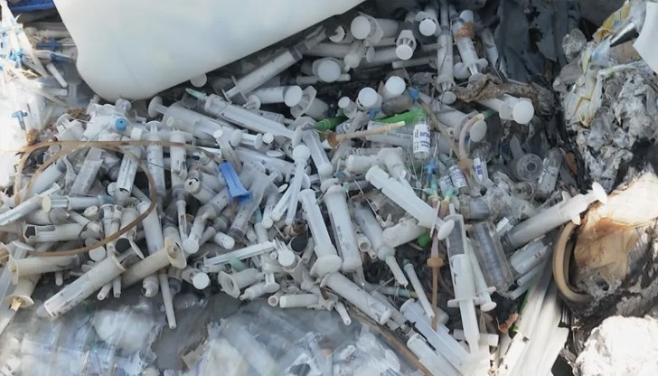 Спринцовки и банки от кръвни продукти стоят с години в бивш магазин