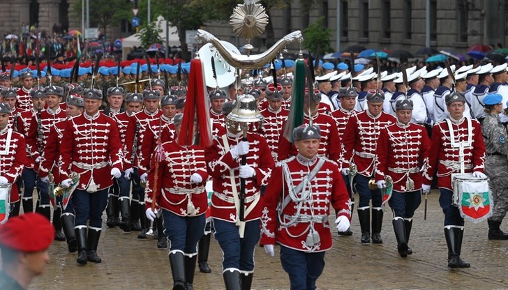 От ордена "За храброст" до съвременните чествания - как се промени празникът през годините От ордена "За храброст" до съвременните чествания - как се промени празникът през годините