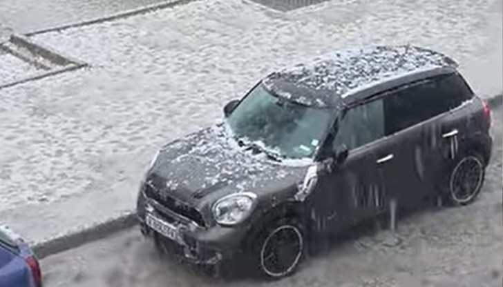 Мощна гръмотевична буря връхлетя Бургас и нанесе щети по автомобили и оранжерии