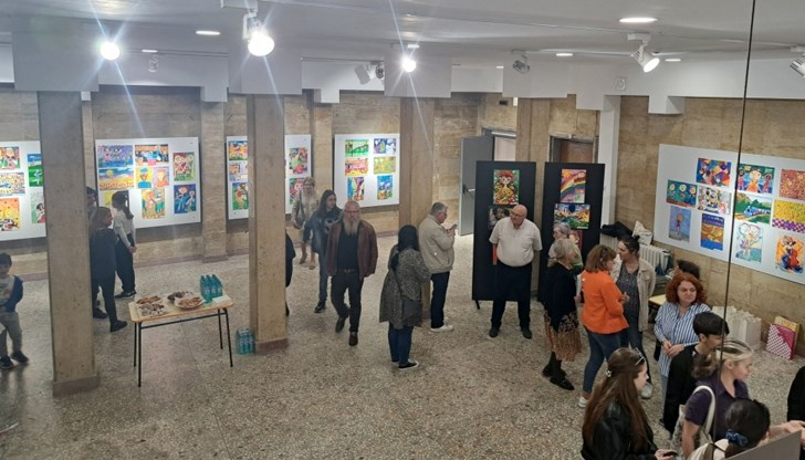 Изложбата с наградените творби ще остане в библиотеката до края на май Изложбата с наградените творби ще остане в библиотеката до края на май