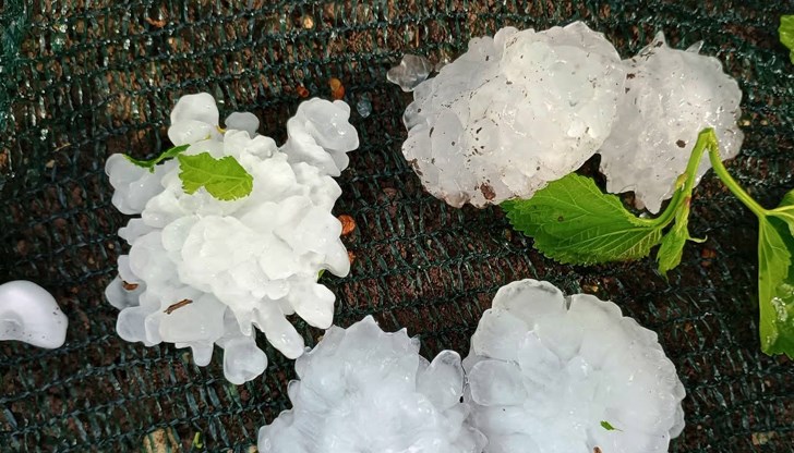 Огромни ледени късове паднаха в селата Скалица и Тенево Огромни ледени късове паднаха в селата Скалица и Тенево