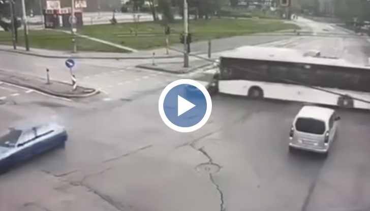 Видеозаписи от мястото показват силата на удара между превозните средства