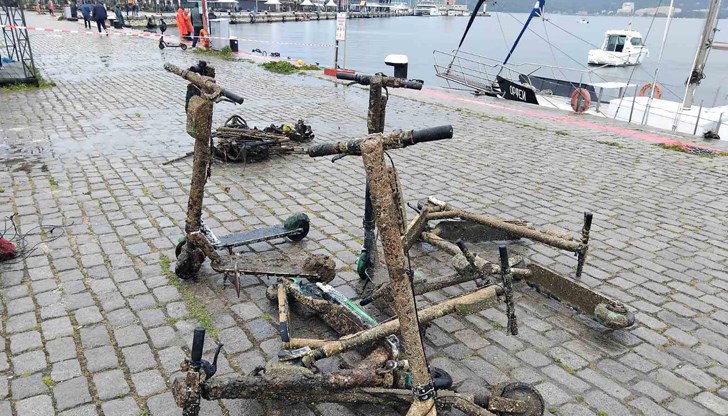 Доброволци от клуб "Скуба4старс" почистиха дъното край Морската гара на дълбочина до 10 метра