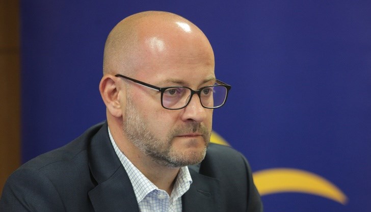 Според евродепутата действията на президента отслабват позициите на България в Европа