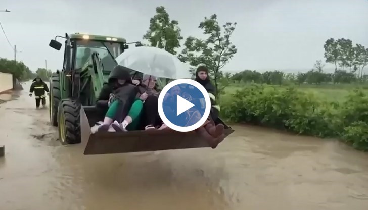 400 души са евакуирани, стихията застрашава и уникална солна мина