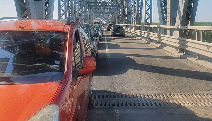 Стотици пътници чакат повече от 3 часа без вода и тоалетни