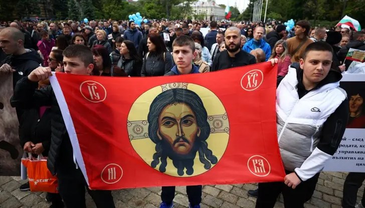 Стотици граждани подкрепиха инициативата за религиозно образование в училищата с шествие в центъра на София