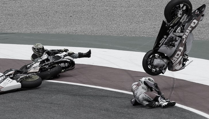 11 състезатели пострадаха в верижен сблъсък на първия завой в Оултън Парк