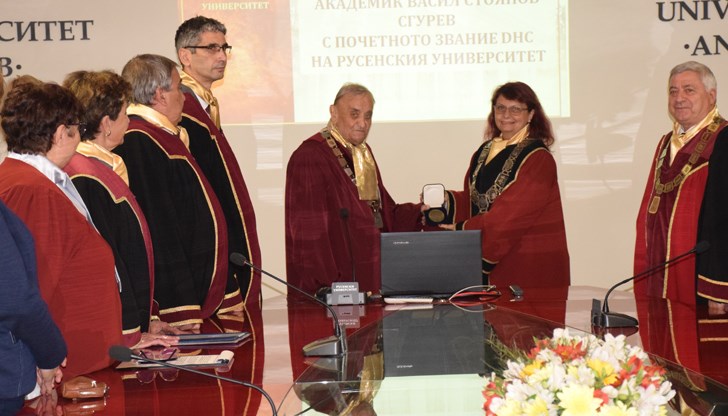 Церемонията се проведе в Канев център с участието на академичното ръководство