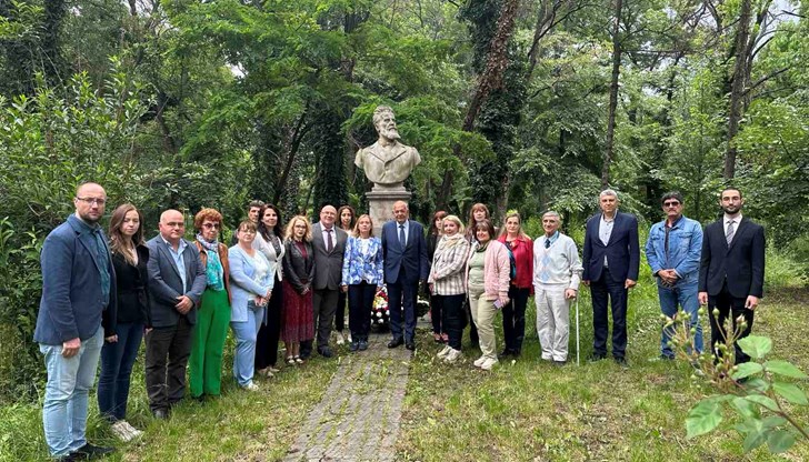 Русенският зам.-кмет и българският посланик поднесоха цветя пред паметниците в парка "Крал Михай I"Русенска делегация почете паметта на Ботев и Левски в Букурещ