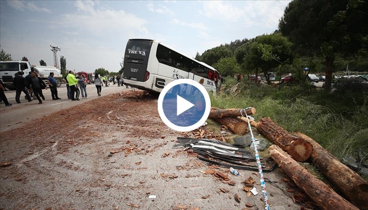 Сблъскаха се камион, автобус и кола на пътя Чанаккале - Езине