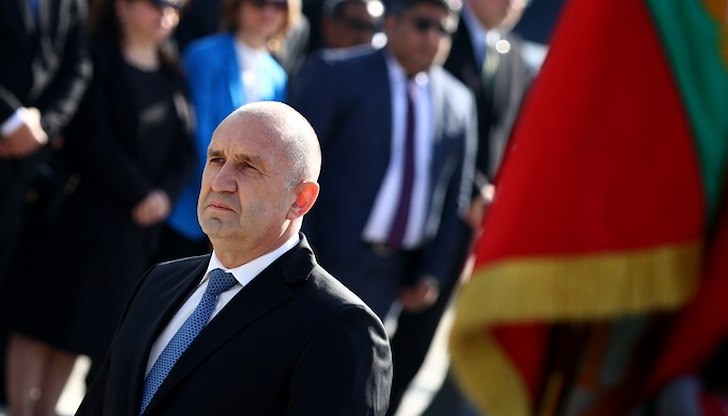 Вярвам, че ще продължите да отстоявате каузата България с професионализъм и всеотдайност, заяви Румен Радев в речта си на парада за 6 май Вярвам, че ще продължите да отстоявате каузата България с професионализъм и всеотдайност, заяви Румен Радев в речта си на парада за 6 май