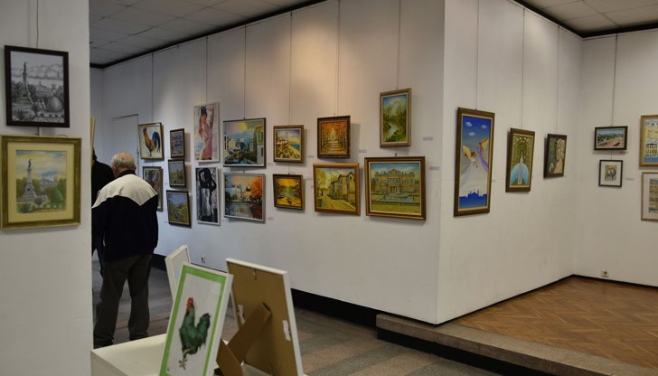 Експозицията включва 130 картини на 23-ма художници и ще може да бъде разгледана до 21 май